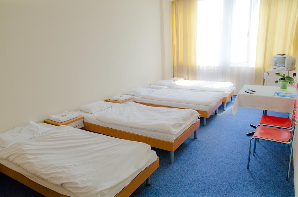 Pokój czteroosobowy z łazienką poza pokojem